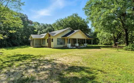 Historic 5-Bedroom Home on 3.9 Acres in Taylorsville, MS-$134,900