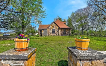 Springfield, MO Bungalow on 2.2 Acres With Garage & Cottage-$195,000