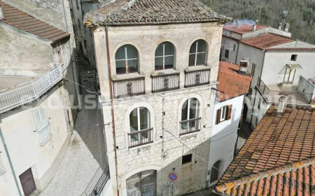 Historic Noble Palace with Terrace in Carpinone, Molise-£58,847