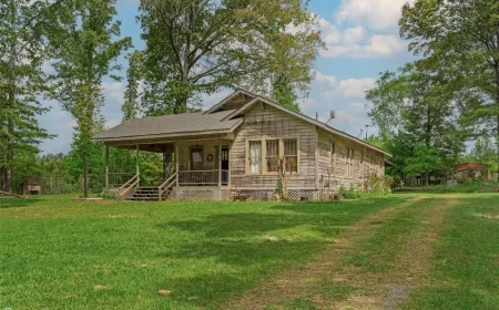 Historic Farmhouse on 6.3 Acres in Heflin, LA-$189,900