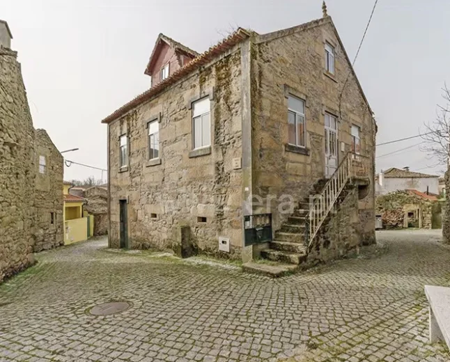 Stone Villa to Restore in Mesquitela, Almeida for €45,000