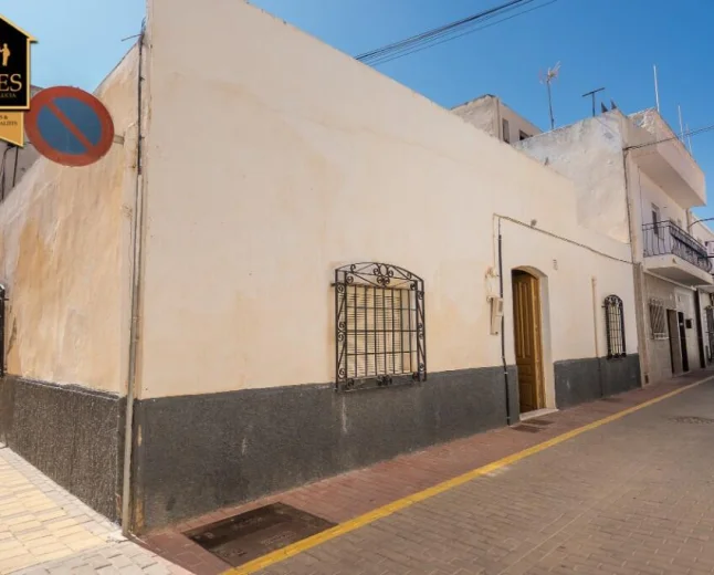 Traditional Turre Townhouse for Renovation Near the Coast-€55,000
