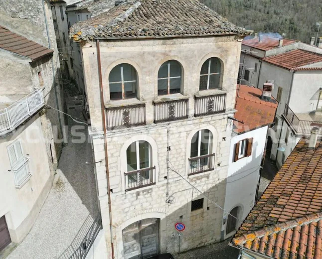Historic Noble Palace with Terrace in Carpinone, Molise-£58,847