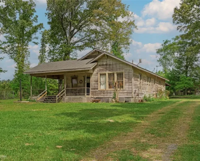 Historic Farmhouse on 6.3 Acres in Heflin, LA-$189,900